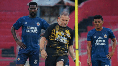 Pemain dan pelatih Semen Padang FC. (ileague.id)