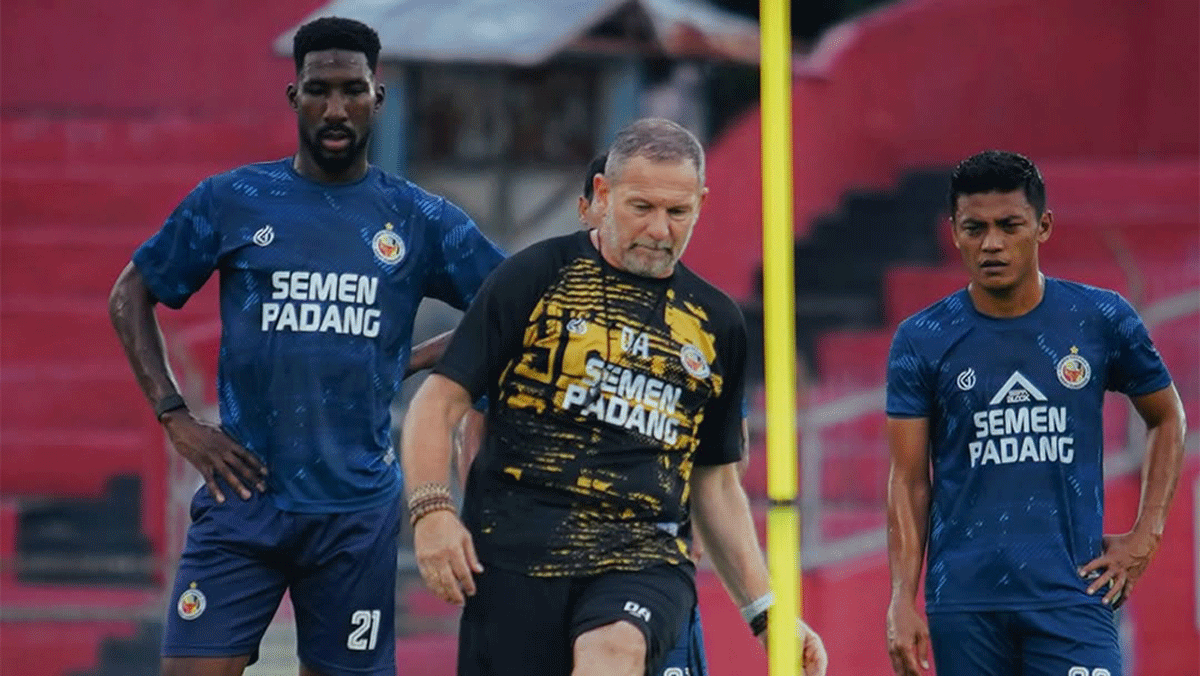 Pemain dan pelatih Semen Padang FC. (ileague.id)