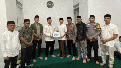 Wakil Wali Kota Sawahlunto serahkan bantuan untuk musala.