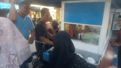 Warga antre untuk beli bubur jelang berbuka.