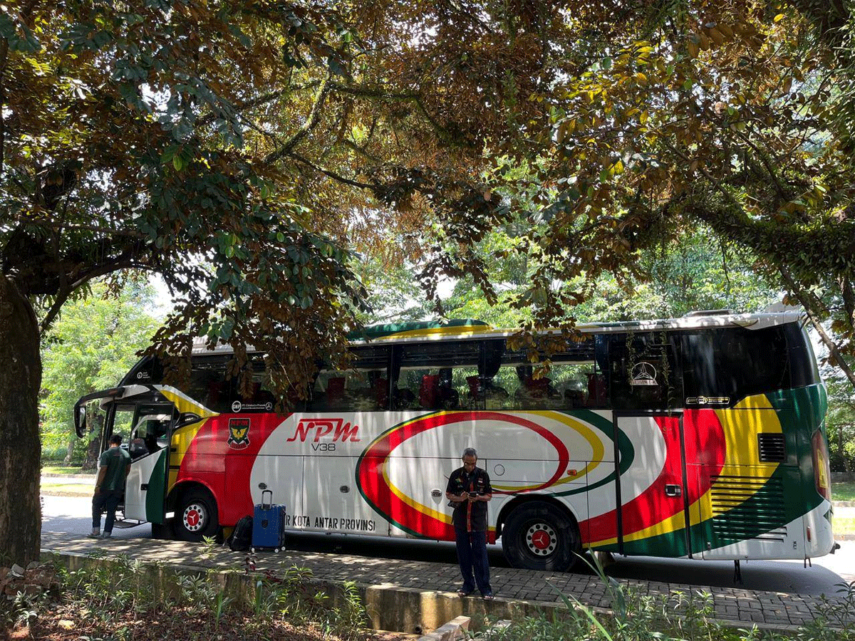 Bus NPM yang bawa mahasiwa asal Padang Panjang pulang kampung. (Kominfo)