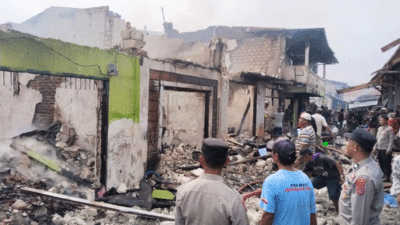 Kebakaran melanda deretan rumah toko (Ruko) di Pasar Lombe, Kabupaten Buton Tengah (Buteng), Sultra, sekira pukul 06.30 wita, Kamis (5/3/2026).