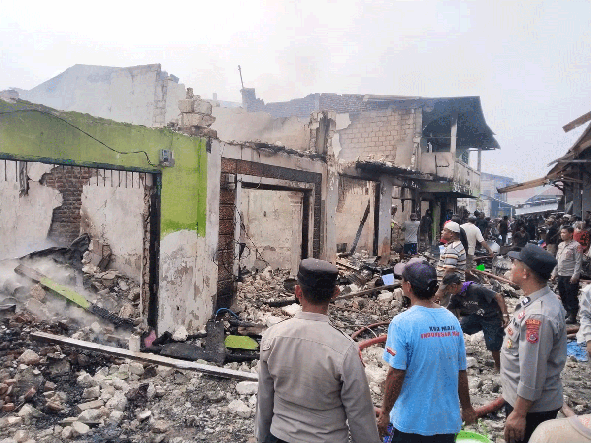 Kebakaran melanda deretan rumah toko (Ruko) di Pasar Lombe, Kabupaten Buton Tengah (Buteng), Sultra, sekira pukul 06.30 wita, Kamis (5/3/2026).