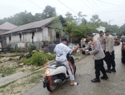 Indahnya Ramadan, Polsek Sangia Wambulu Berbagi Takjil dengan Pengendara