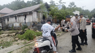 Kapolsek Sangia Wambulu Ipda Suharno, membagikan takjil kepada pengendara yang melintas di jalan raya.
