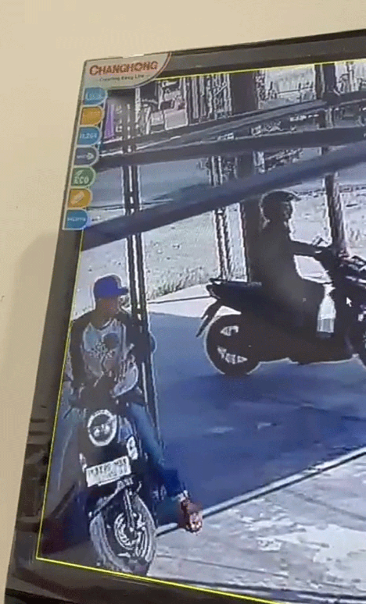 Aksi pelaku terekam kamera pengintai.