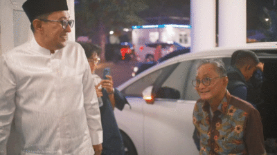 Bupati Tanah Datar sambut kedatangan Menteri PU di Indojolito. (Facebook Eka Putra)