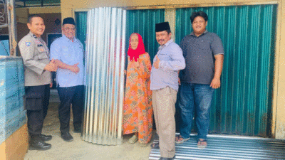 Penyerahan bantuan pada korban bencana.