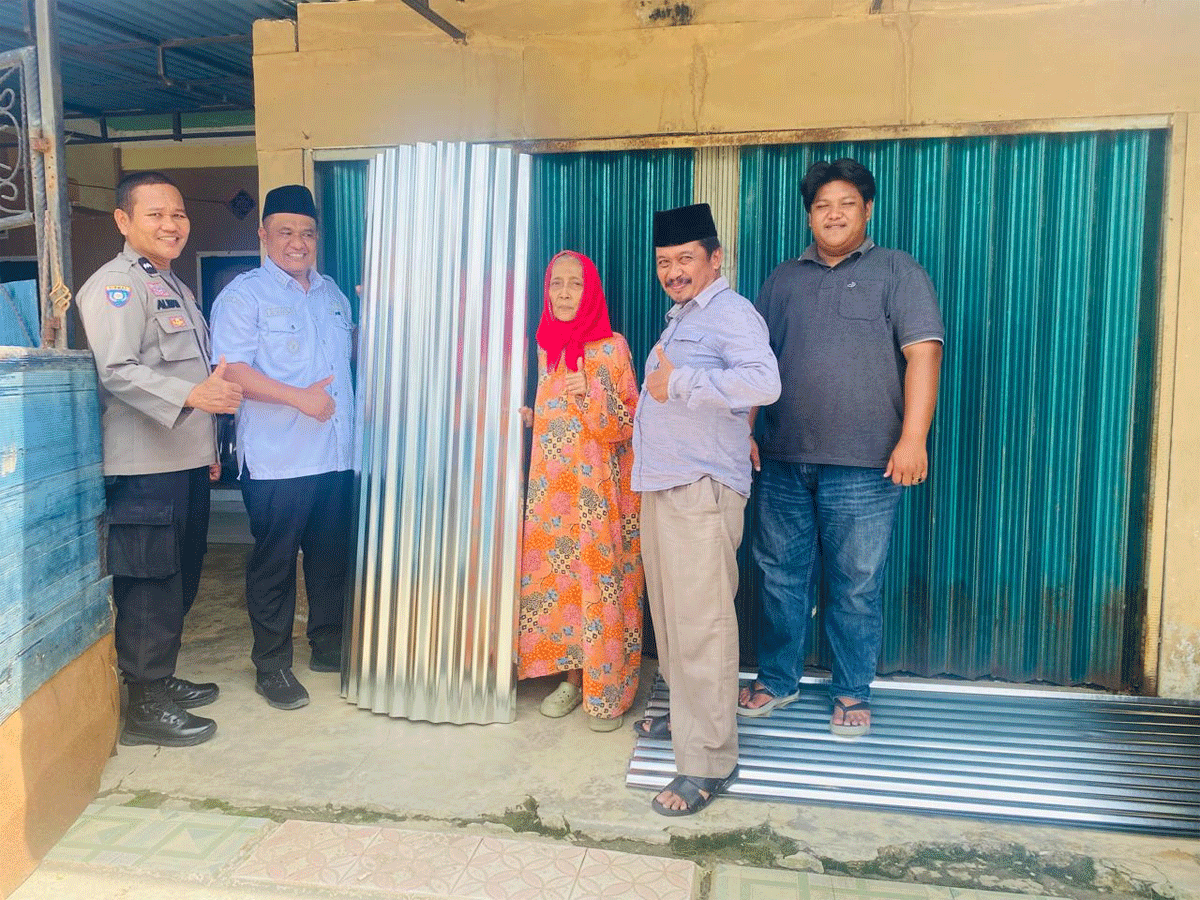 Penyerahan bantuan pada korban bencana.