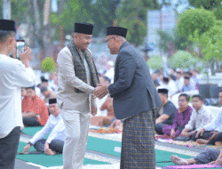Ribuan Warga Salat Idul Fitri di Halaman Gubernur Sumbar