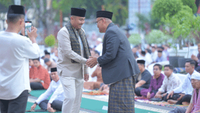 Ribuan Warga Salat Idul Fitri di Halaman Gubernur Sumbar