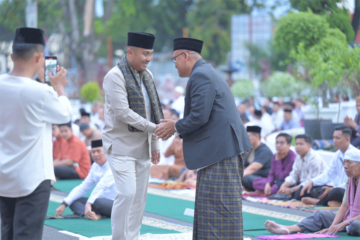 Halaman kantor gubernur Sumbar dipenuhi ribuan warga untuk Salat Idul Fitri.