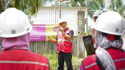 Tim Indosat yang bertekad memberikan layanan terbaik ke pelanggan.