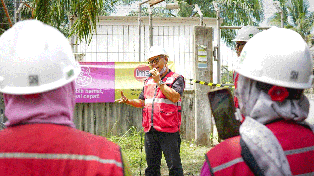 Tim Indosat yang bertekad memberikan layanan terbaik ke pelanggan.