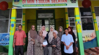 Penyerahan zakat fitrah kepada masyarakat yang berhak menerima.