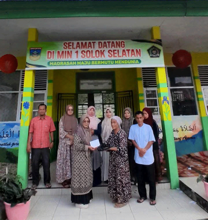 Penyerahan zakat fitrah kepada masyarakat yang berhak menerima.