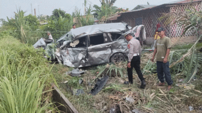 Mobil yang tertabrak kereta api.