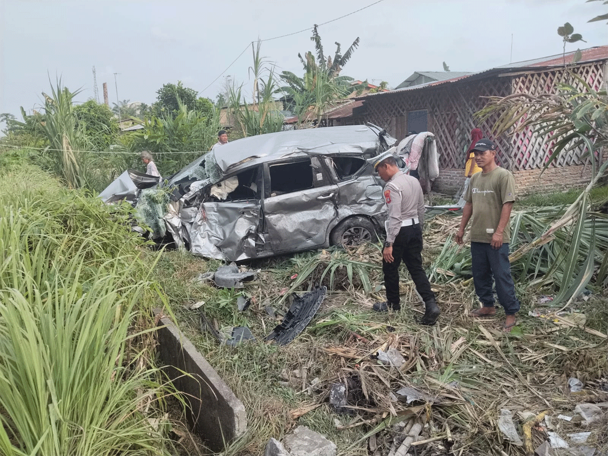 Mobil yang tertabrak kereta api.