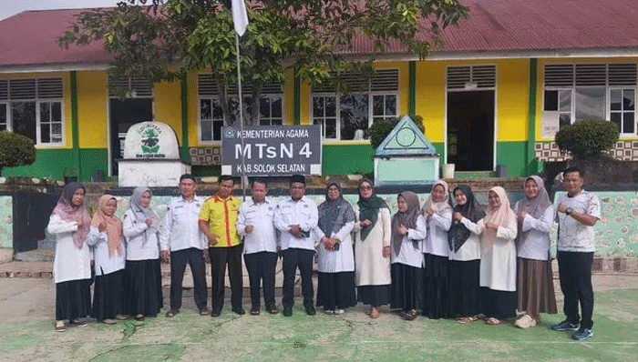 Kasi Bimas Kemenag Solok Selatan, Putra Alizar bersama Kepala MTSN 4 Solok Selatan saat monev