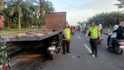 Sepeda motor menubruk bagian belakang sebuah truk.