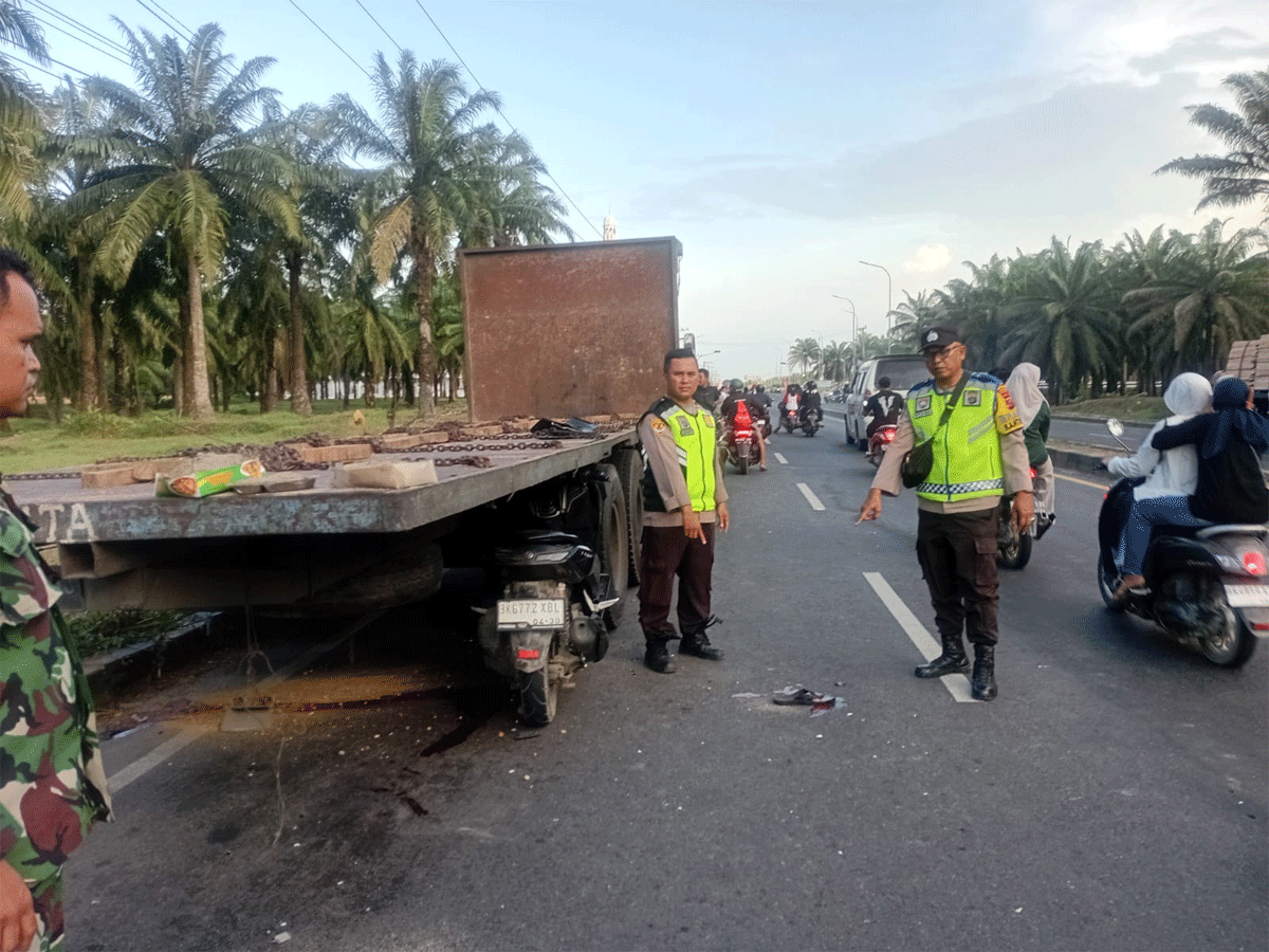 Sepeda motor menubruk bagian belakang sebuah truk.