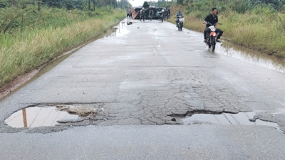 Lokasi kejadian mobil tahanan terguling gara-gara menghindari jalan berlubang.