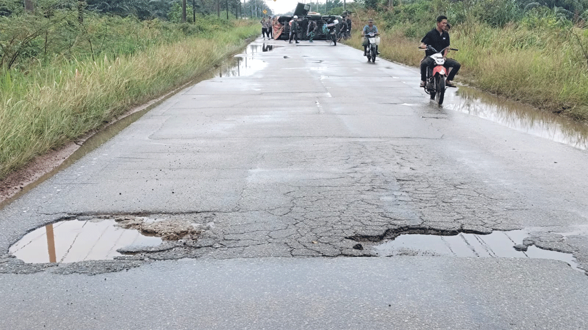 Lokasi kejadian mobil tahanan terguling gara-gara menghindari jalan berlubang.