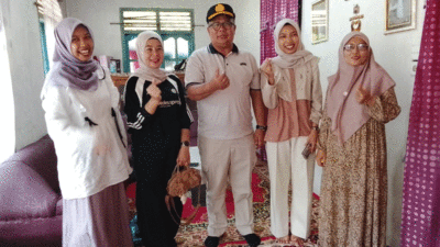 Syamsurizaldi bersama ketua DWP Solok Selatan Ny. Fitri Syamsurizaldi dan pelaku UMKM