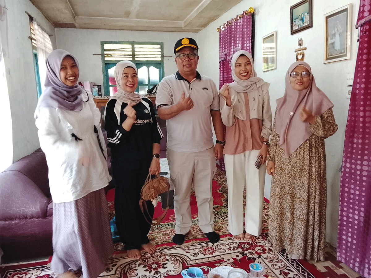 Syamsurizaldi bersama ketua DWP Solok Selatan Ny. Fitri Syamsurizaldi dan pelaku UMKM