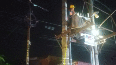 Petugas PLN perbaiki trafo yang meledak.