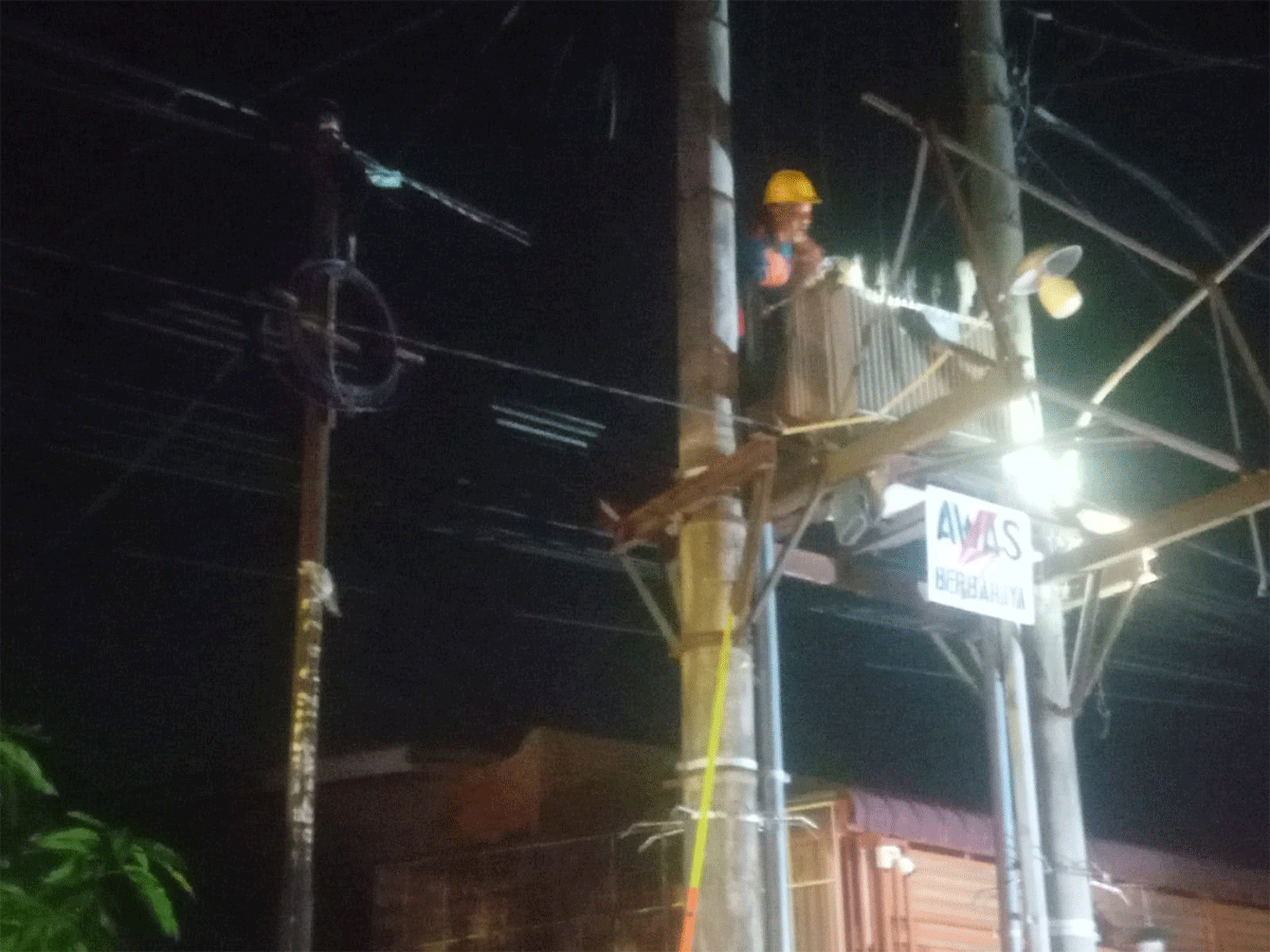 Petugas PLN perbaiki trafo yang meledak.