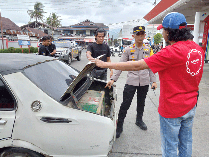 Jajaran Polres Solok Selatan menurunkan personel ke salah satu SPBU di Sungai Pagu, Selasa (17/3/2026).