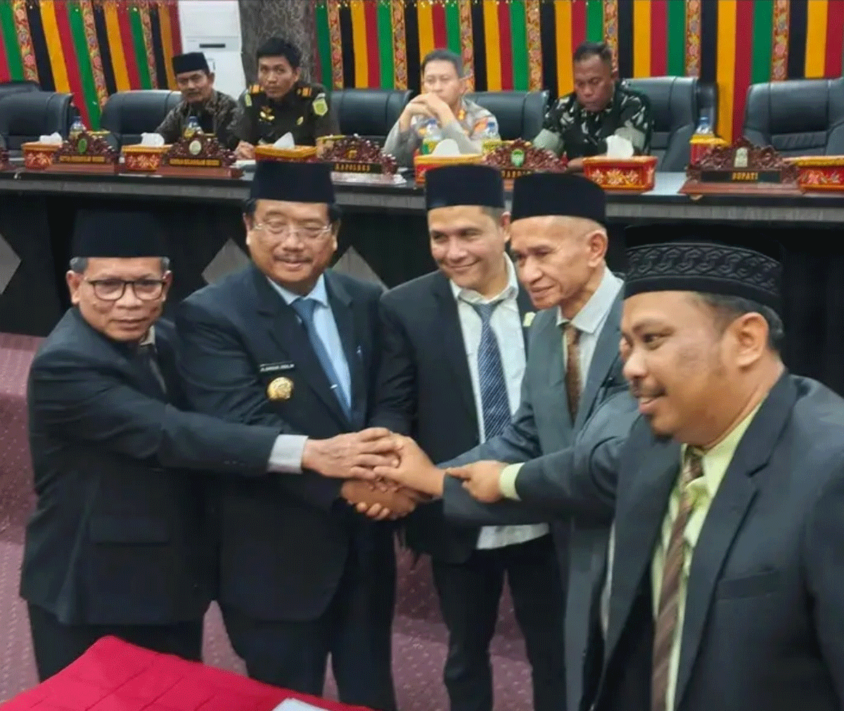 Foto bersama usai pengesahan