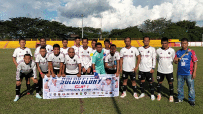 Pemain foto bersama jelang laga di Solok