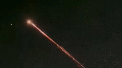 Tangkapan layar cahaya misterius di langit