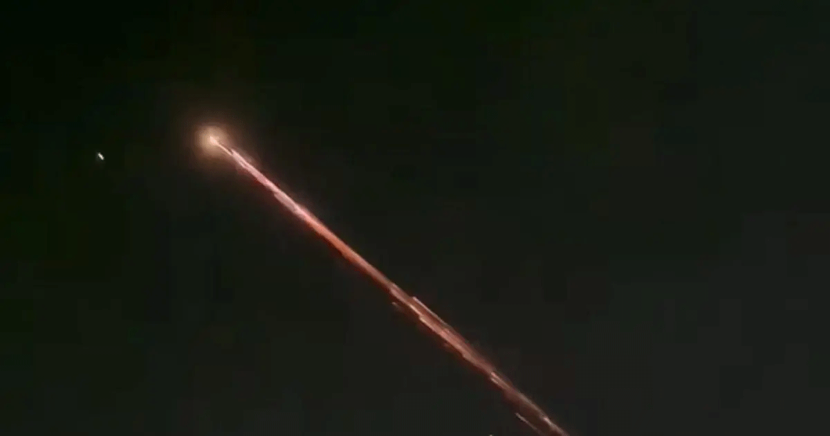 Tangkapan layar cahaya misterius di langit