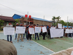 Indragiri Hilir Punya Cerita, Puluhan Warga Ingin Kades Diberhentikan, Ribuan Penduduk Malah Dukung Kepemimpinan Pak Kades