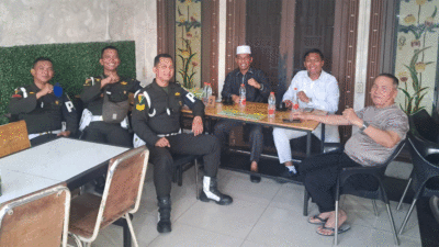 Dansub Denpom I/5-1 Belawan Lettu CPM Pebruari P. Tobing menyempatkan diri untuk berkumpul dalam suasana santai melalui kegiatan coffee break bersama Kapolsek Belawan AKP Ponijo dan Ustad Zakaria Yusuf selaku Ketua Kolaborasi Belawan Berkah (KBB), Sabtu (18/4/2026) sore.
