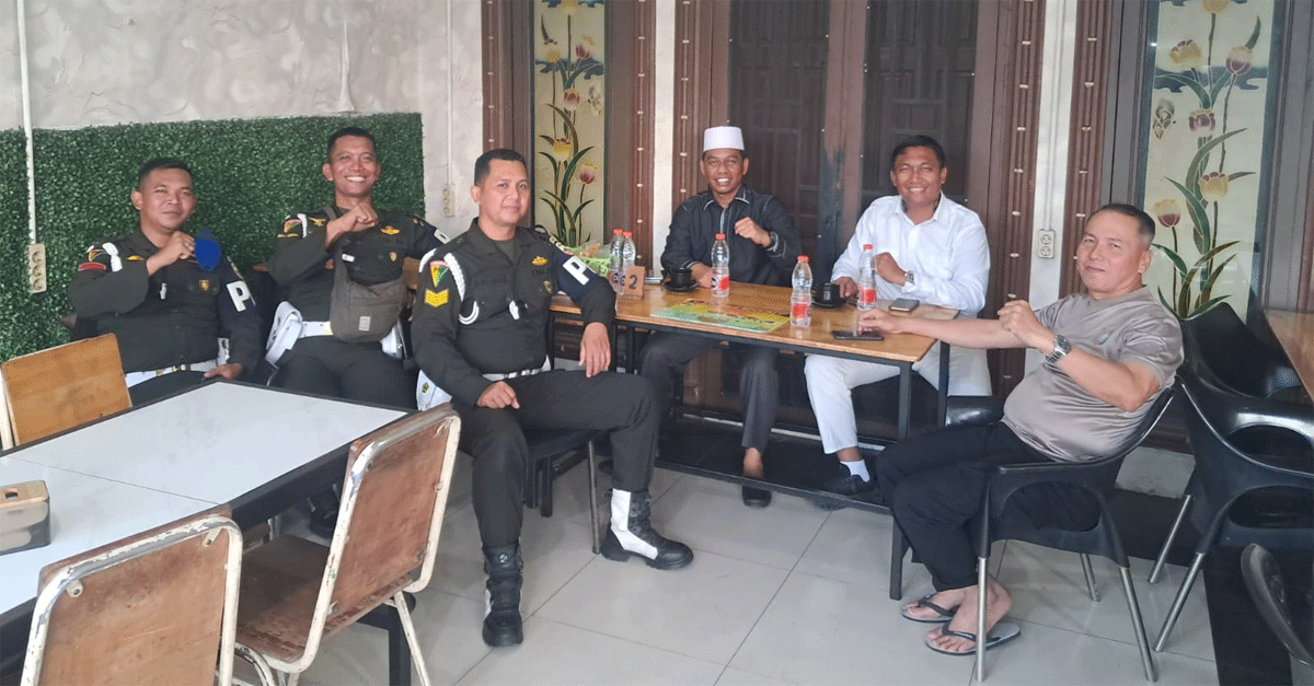 Dansub Denpom I/5-1 Belawan Lettu CPM Pebruari P. Tobing menyempatkan diri untuk berkumpul dalam suasana santai melalui kegiatan coffee break bersama Kapolsek Belawan AKP Ponijo dan Ustad Zakaria Yusuf selaku Ketua Kolaborasi Belawan Berkah (KBB), Sabtu (18/4/2026) sore.