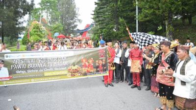Wagub lepas peserta pawai budaya di Kabupaten Solok. (Biro Adpim)