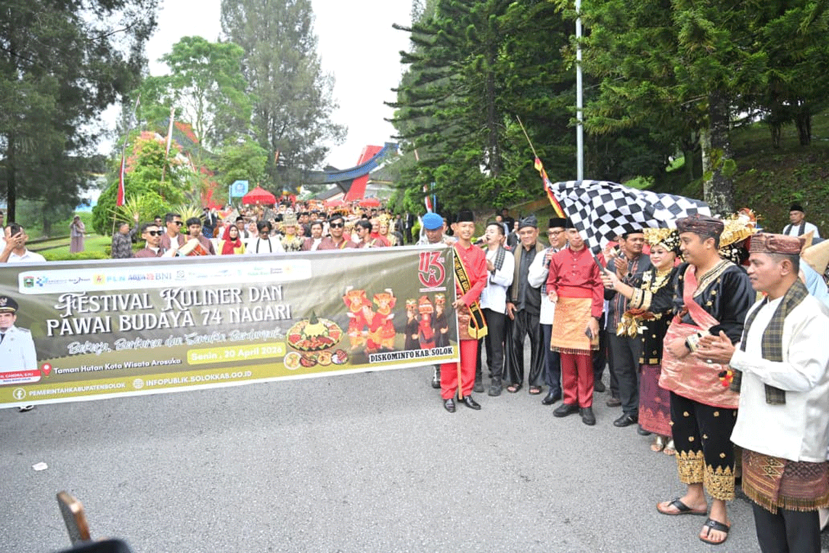 Wagub lepas peserta pawai budaya di Kabupaten Solok. (Biro Adpim)