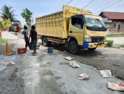 Tak Ingin Ada Korban Kecelakaan, Warga Patungan Perbaiki Jalan Privinsi yang Rusak di Serdang Bedagai