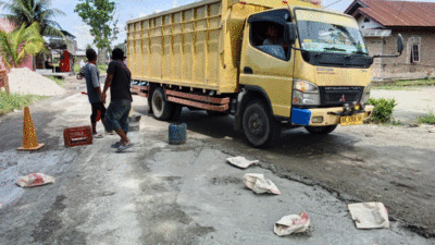 Warga secara swadaya perbaiki jalan provinsi yang rusak di Serdang Bedagai.