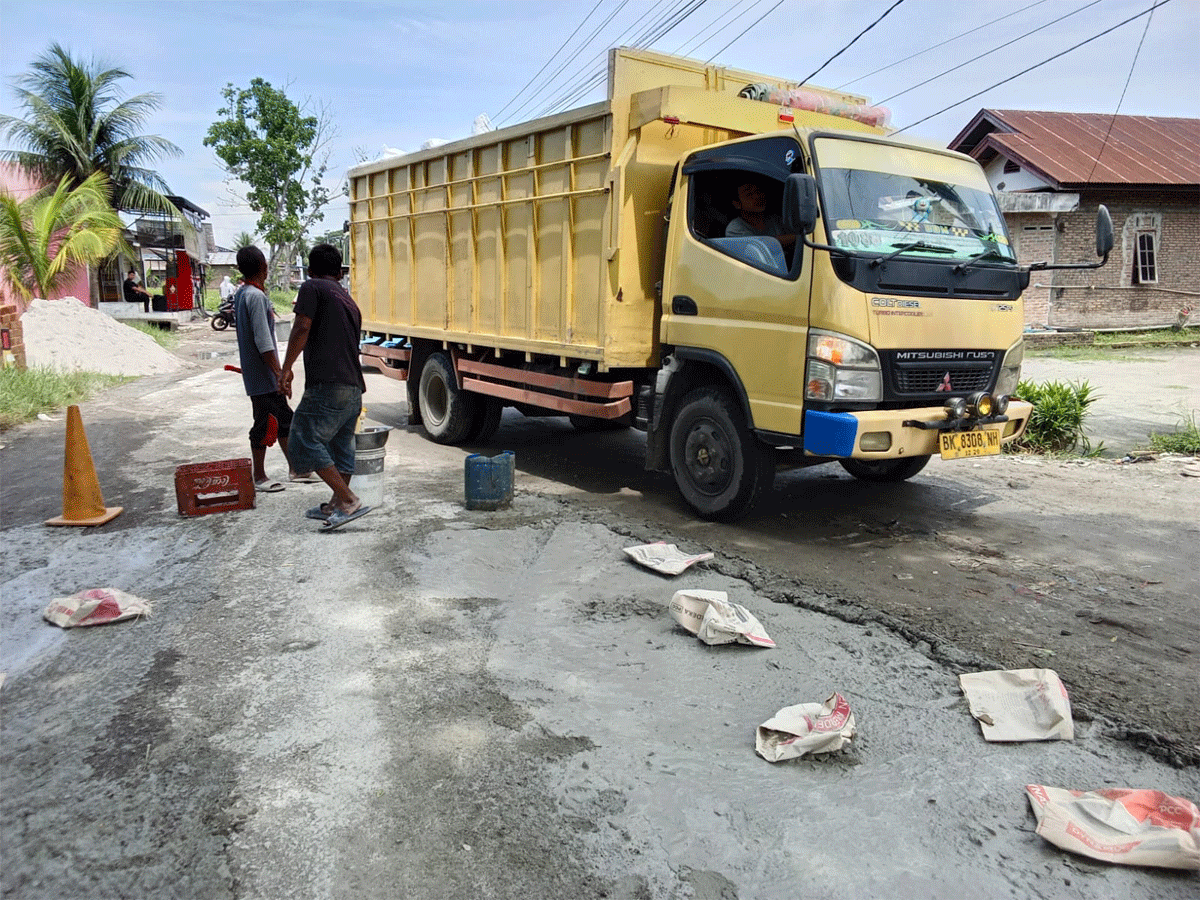 Warga secara swadaya perbaiki jalan provinsi yang rusak di Serdang Bedagai.