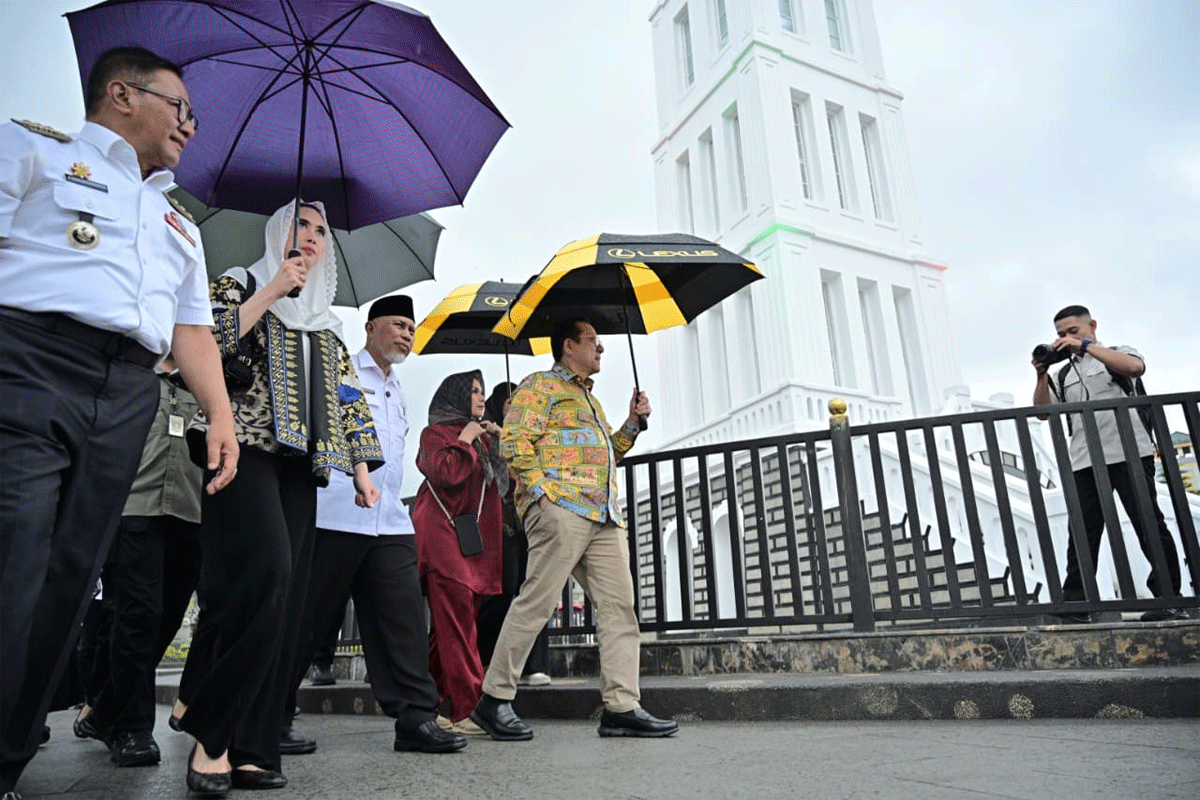 Menteri Pariwisata dan Gubernur Sumbar tiba di Jam Gadang, Bukittinggi. (Biro Adpim)