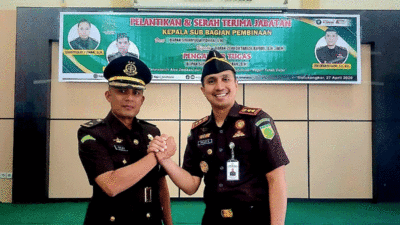 Foto bersama setelah serah terima jabatan.