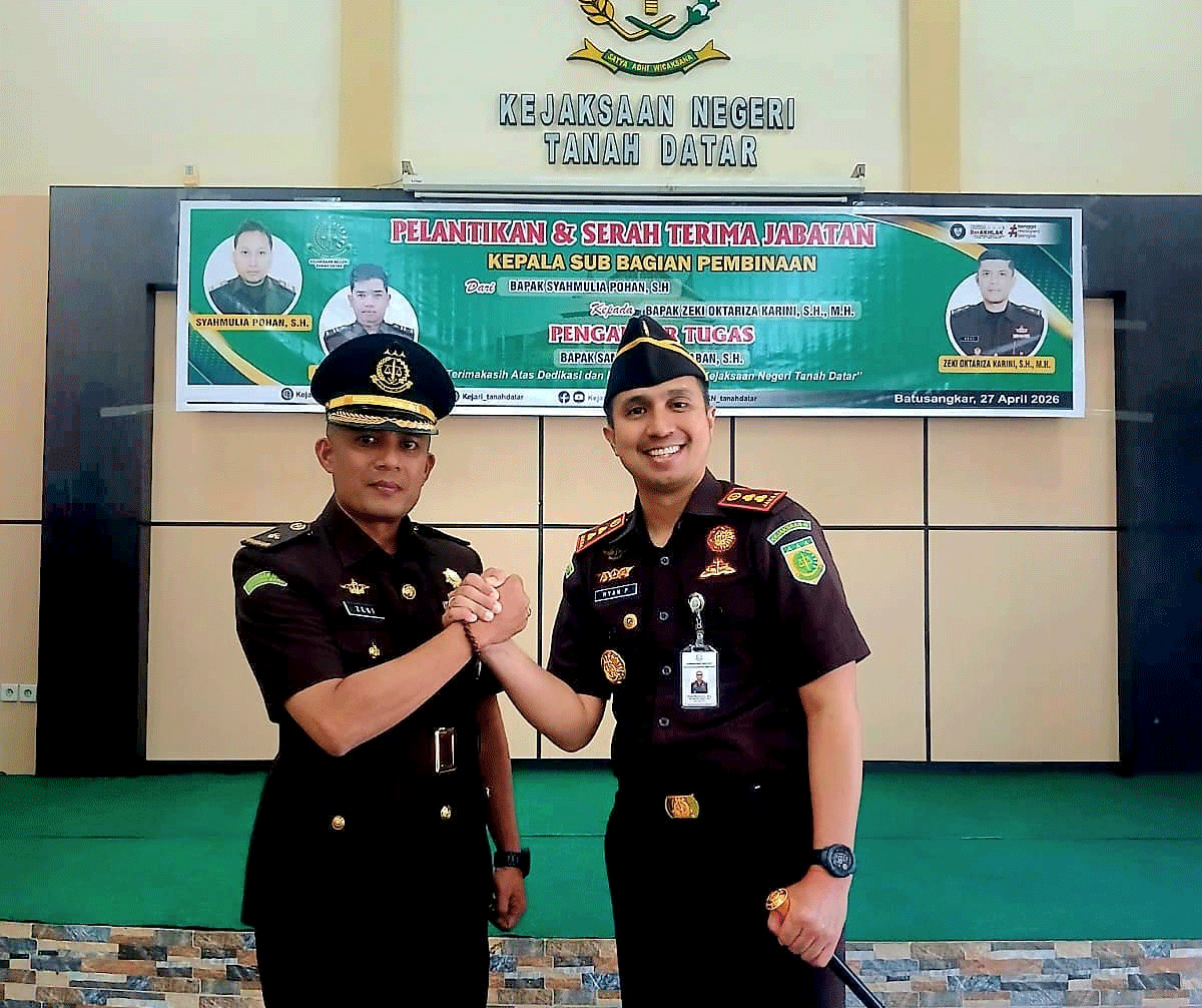 Foto bersama setelah serah terima jabatan.