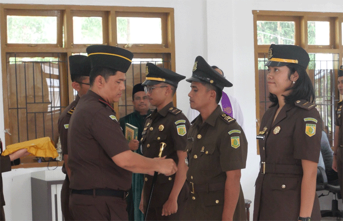 Kajari Solok Selatan lantik sejumlah pejabat eselon.