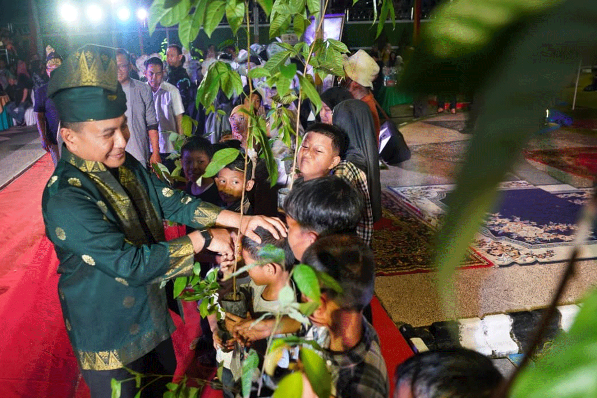 Kapoilda Riau bersama anak-anak yang ikut festival.