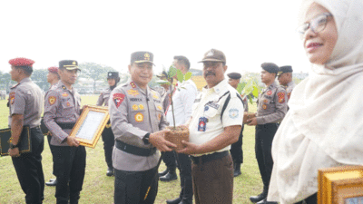Kapolda Riau serahkan penghargaan.